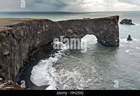 La piccola penisola, o promontorio, Dyrhólaey è situato sulla costa sud dell'Islanda, non lontano dal villaggio di Vík. Foto Stock