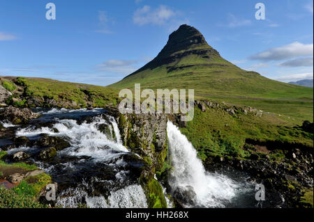 Cascate di montagna sotto i picchi rocciosi panorama a Kirkjufell Islanda Foto Stock