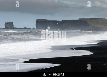 La piccola penisola, o promontorio, Dyrhólaey è situato sulla costa sud dell'Islanda, non lontano dal villaggio di Vík. Foto Stock