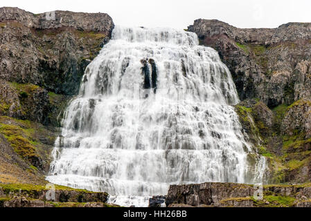 Dynjandi è una serie di cascate situate nel Westfjords, Islanda. Le cascate hanno un altezza cumulativa di 100 metri. Foto Stock