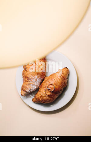 Gli anelli di nozze su croissant. L'innesto. San Valentino Foto Stock