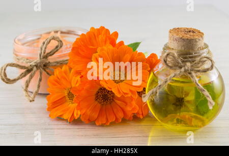 Tagete prodotti con un fresco bouquet di fiori. La cosmesi naturale Foto Stock