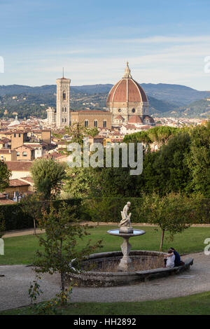 Firenze. L'Italia. Vista della città e la Basilica di Santa Maria del Fiore dal Giardino di Boboli. Foto Stock