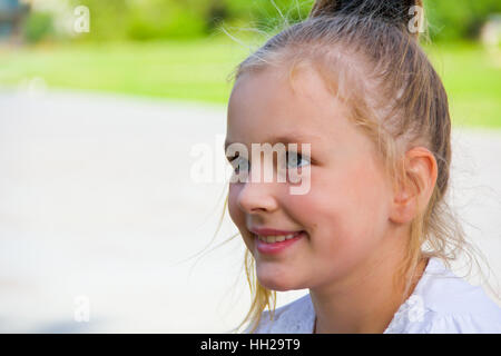 Foto della ragazza carina con grandi occhi blu Foto Stock