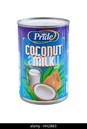 Lattina di latte di cocco tagliata e isolato su bianco. Inghilterra, Regno Unito, Gran Bretagna Foto Stock