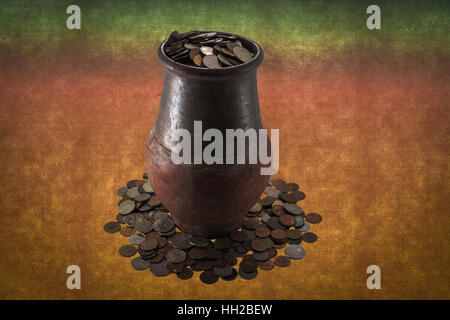 Vaso di argilla con monete Foto Stock