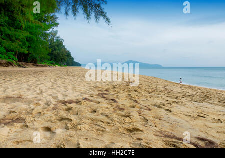 Le sabbie di Panwa Beach in Talang città sull'Isola di Phuket Thailandia. Foto Stock