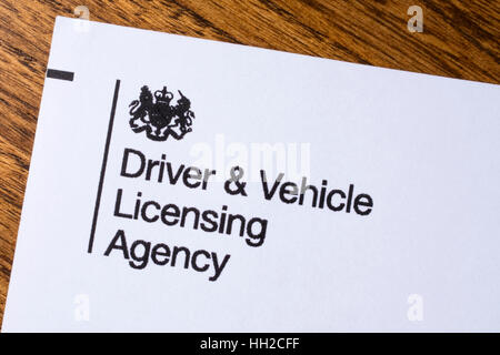 LONDON, Regno Unito - 13 GENNAIO 2017: Il logo per la guida e il veicolo Agenzia di licenze sull'angolo di un foglietto. Foto Stock