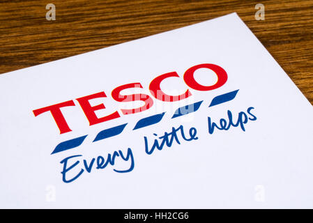 LONDON, Regno Unito - 13 GENNAIO 2017: un close-up della Tesco logo e slogan su un opuscolo promozionale, il 13 gennaio 2017. Foto Stock