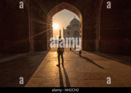 L'antica Taj Mahal scenario durante il tramonto dorato in Agra, Uttar Pradesh, India Foto Stock