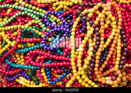 Multicolori perline fatti a mano e collane Foto Stock