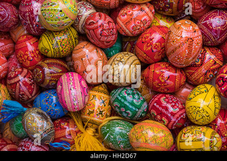 Splendidamente decorate le uova di pasqua in vari colori Foto Stock