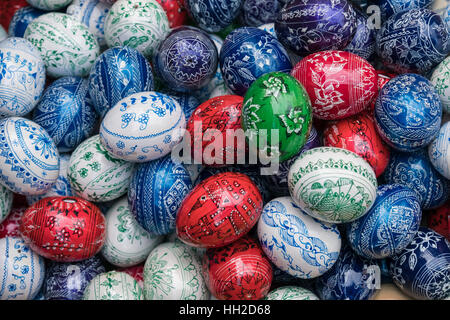 Splendidamente decorate le uova di pasqua in vari colori Foto Stock