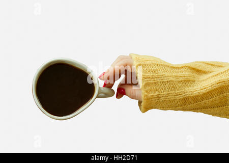 Donna con mano manicure rosso sta per prendere una tazza di caffè su sfondo bianco Foto Stock