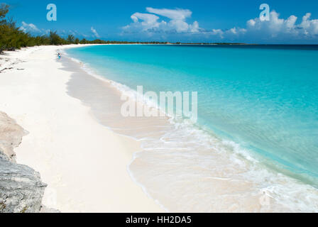 La vista della spiaggia vuota su disabitata Half Moon Cay Island (Bahamas). Foto Stock