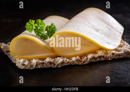 Fette di prosciutto Turchia sulle fette biscottate su sfondo scuro Foto Stock