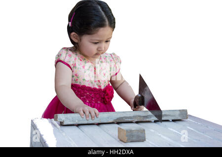 Bambina segare doga con un handsaw. Isolato su sfondo bianco. Foto Stock