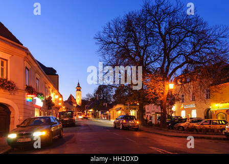 Wien, Vienna: Vino posto Grinzing; Himmelstrasse e la chiesa parrocchiale di Santa Croce, 19., Wien, Austria Foto Stock