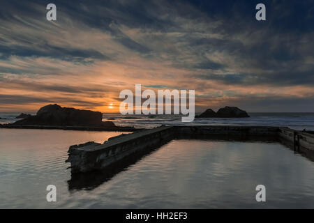 Sunset over Sutro Bagni, San Francisco, California, Stati Uniti d'America Foto Stock