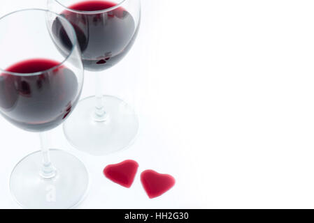 Due bicchieri e forma di cuore dal vino rosso su sfondo bianco, Felice il giorno di San Valentino Foto Stock