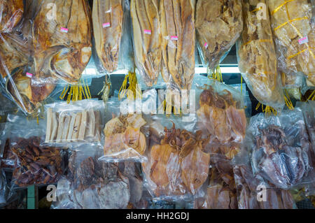 Pesci secchi in vendita in un mercato in Kota Kinabalu, Malaysian Borneo Foto Stock