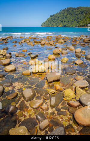 Sapi Island, off Kota Kinabalu, Malaysian Borneo, che mostrano un ampio exapnse di costa rocciosa Foto Stock