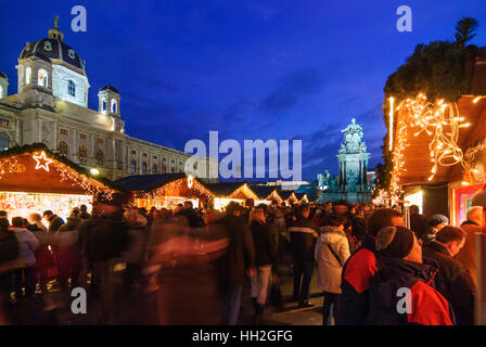 Wien, Vienna: Mercatino di Natale Christkindlmarkt sul Maria-Theresien-Platz (Maria Teresa piazza), sullo sfondo il museo di arte e la Maria Th Foto Stock