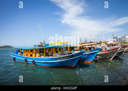 Barche da pesca in porto, Kota Kinabalu, Malaysian Borneo Foto Stock