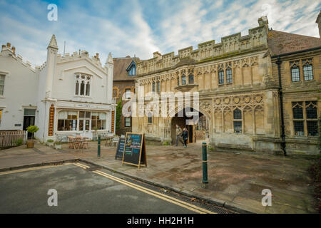 Il priorato di gate (antica porta all'antico priorato) in Great Malvern, Worcestershire, ora un museo. Foto Stock