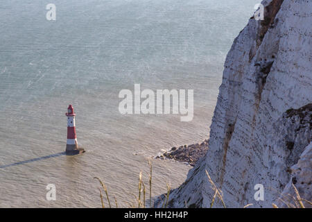 Faro di Beachy Head, guardando verso il basso. Prese su di un giorno d'estate del faro e ombra e alcuni di chalk cliff. Foto Stock