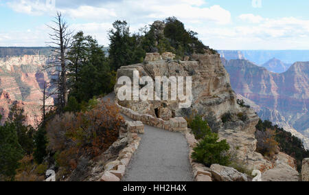 Percorso Bright Angel punto di vista nel Parco Nazionale del Grand Canyon paesaggio dal North Rim su un cielo nuvoloso Foto Stock