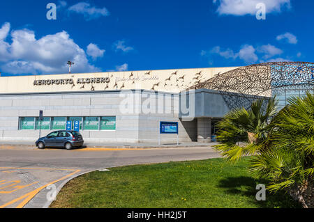 Facciata del terminal passeggeri dell'aeroporto di Alghero Fertilia (Alghero - Riviera del Corallo Aeroporto), Italia Foto Stock