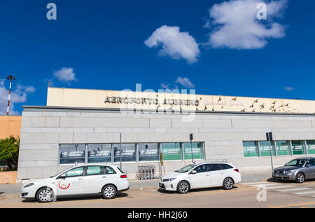 Facciata del terminal passeggeri dell'aeroporto di Alghero Fertilia (Alghero - Riviera del Corallo Aeroporto), Italia Foto Stock