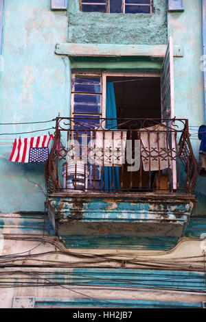 Bandiera americana su un balcone nel centro di Avana, Cuba Foto Stock