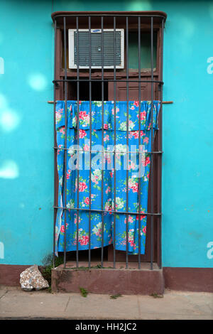 Antica recinzione su una finestra di una casa in Trinidad, Cuba Foto Stock