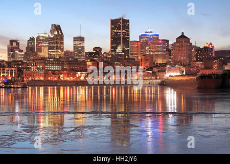 Lo skyline di Montreal illuminata al tramonto in inverno, Canada Foto Stock