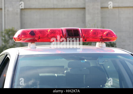 La polizia di luce rossa montata sul tetto di auto della polizia. Foto Stock