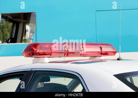 La polizia di luce rossa montata sul tetto di auto della polizia. Foto Stock