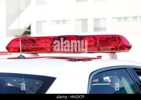 La polizia di luce rossa montata sul tetto di auto della polizia. Foto Stock