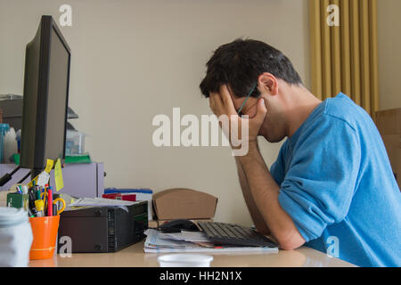 Ha sottolineato l'uomo al lavoro in ufficio Foto Stock