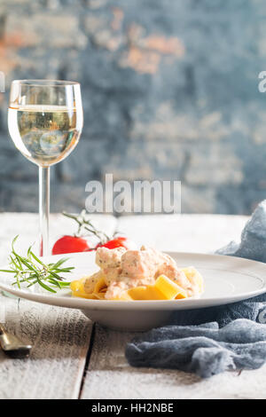 Fresh Tagliatelle al salmone in una salsa di panna e nella piastra bianca Foto Stock
