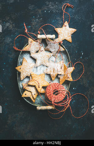 Vacanze di Natale a forma di stella gingerbread cookie su sfondo blu scuro Foto Stock