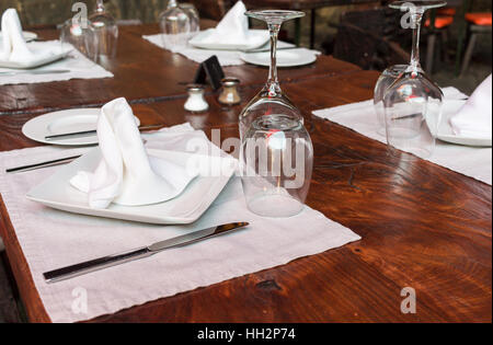 Ristorante table set con occhiali, tovaglioli e forche Foto Stock
