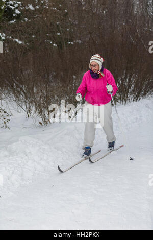 La donna corre sugli sci. Foto Stock