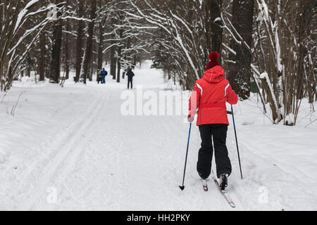 La donna corre sugli sci. Foto Stock