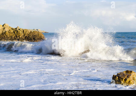 Onde infrangersi contro le rocce durante le tempeste sulla spiaggia a killiney,County Dublin ,l'Irlanda. Foto Stock