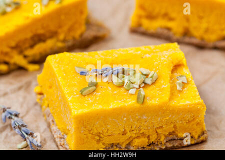 Fette di materie vegan Cheesecake alla zucca. Amore per un sano materie dessert concetto. Foto Stock