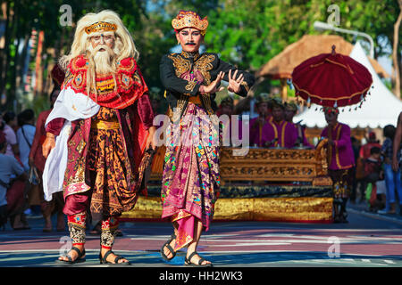 DENPASAR, isola di Bali, Indonesia - 11 giugno 2016: Gruppo del popolo Balinese. La ballerina di uomini in costumi tradizionali e le maschere di danza. Foto Stock