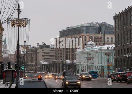 Mosca, Russia. Domenica, 15 gennaio 2017. Tverskaya Street da sinistra a destra: il Cremlino, National hotel, il Ritz Carlton hotel, Ermolova del teatro (edificio blu), Central Telegraph. Wet, ventoso e nevoso domenica a Mosca. La temperatura è di circa -2C (28F). Nuvole pesanti, bufera di neve. Pulitori per strada e la pulizia della neve veicoli sono occupato. © Alex Immagini/Alamy Live News Foto Stock