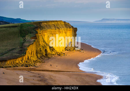 West Bay, Dorset, Regno Unito. 15 gennaio, 2017. Regno Unito Meteo. Una piccola patch di sole illumina le scogliere dorate a Burton Bradstock, visto da East Cliff West Bay nel Dorset su un nuvoloso pomeriggio. Credito Foto: Graham Hunt/Alamy Live News Foto Stock